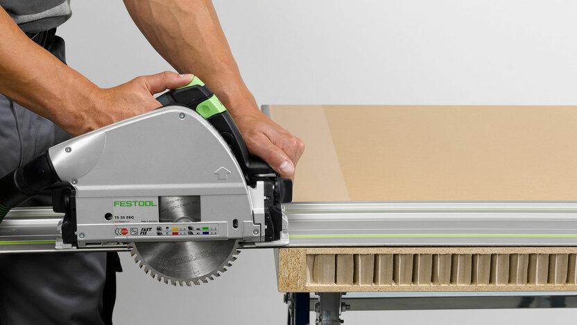 Zuschnitt einer Dämmholzplatte mittels Tischkreissäge