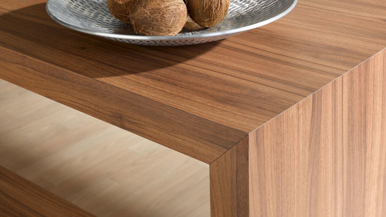 Detailaufnahme eines Esstisches aus hellem Massivholz mit Bankelement