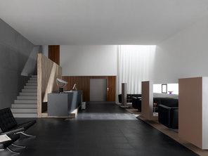 Hotelappartment Untergeschoss mit Holzmobiliar, dunklem Parkett und Treppenaufstieg