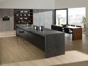 Küchen- und Esszimmerimpression mit verschiedenen Holzstilen ohne Hintergrund