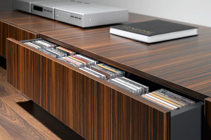 Detailaufnahme eines lackierten Sideboards mit offener Schublade für CD-Aufbewahrung